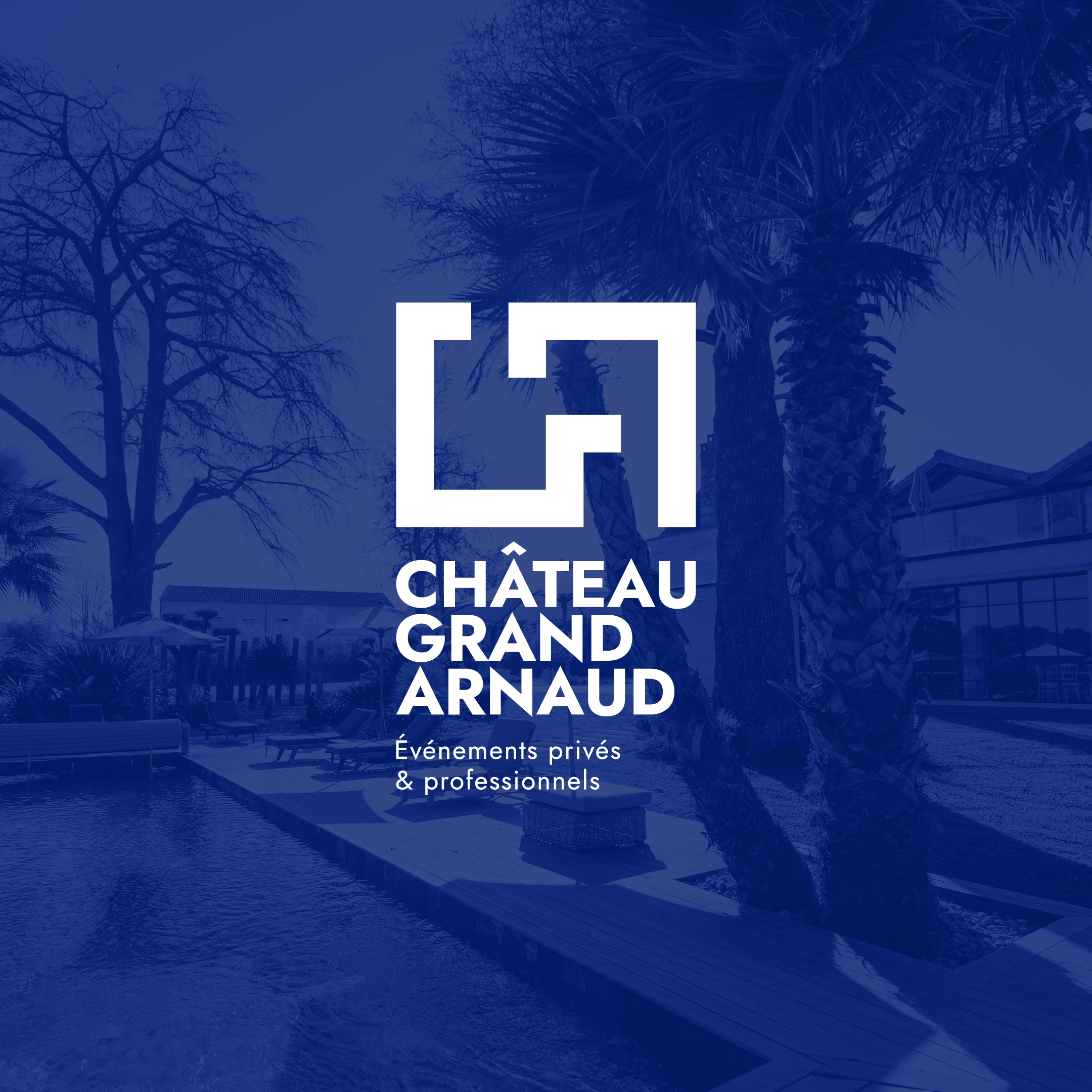Logo blanc fond bleu chateau grand arnaud